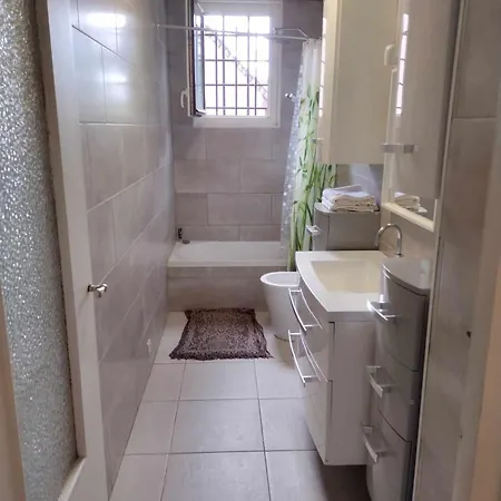 1 Chambreprivee 1 A 2 Voyageurs,toilette Et Cuisinepartagee,1 Privateroom 1 At 2 Guests Shared Kitchen And Toilet Guest house Vitry-sur-Seine